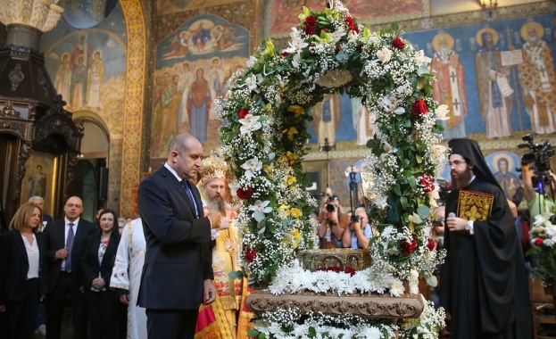 Радев и Йотова участваха в посрещането в София и поклонението пред светите мощи на равноапостолните братя Методий и Кирил