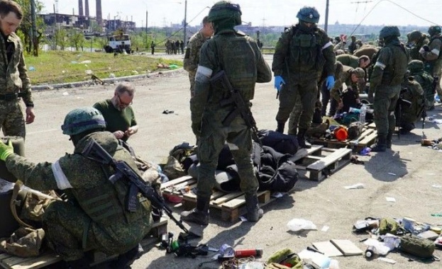 Агонията на бойците в „Азовстал“: Лъжите и парите на Киев, жени снайперисти и глад
