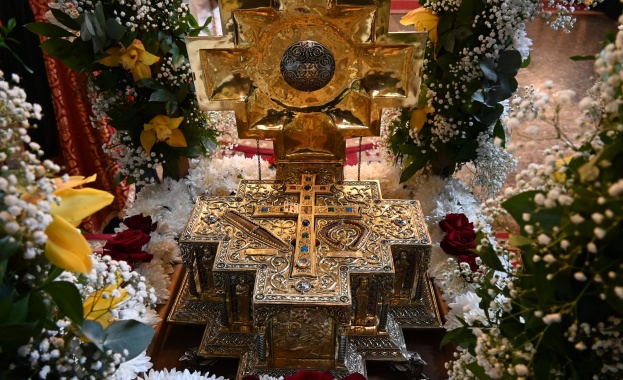 Трети ден продължава поклонението на вярващите пред мощите на светите