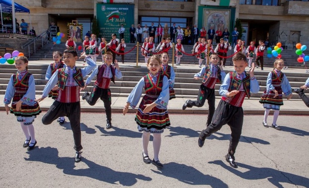 С пъстро празничното шествие начело с иконата на Светите братя