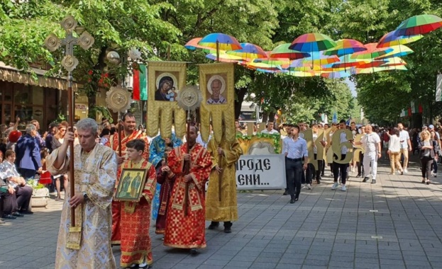 Цветен 24- ти май: 75 забавачки и училища шестваха по улиците на Бургас