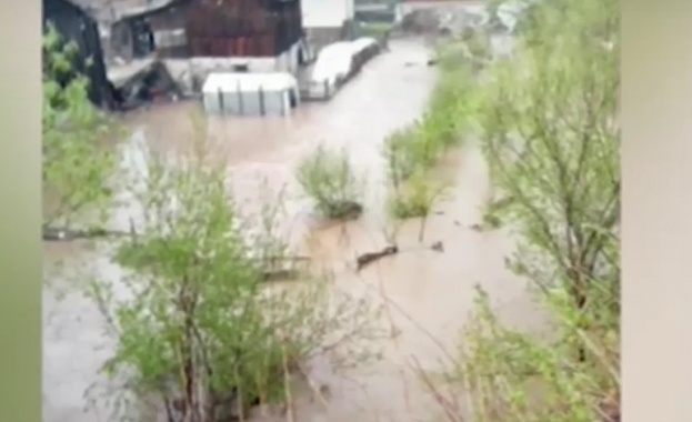 Мощен порой с градушка с размери на лешник причини сериозни