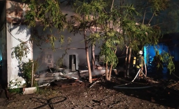 Четири пожарни екипа гасиха тази нощ горяща работилница на булевард