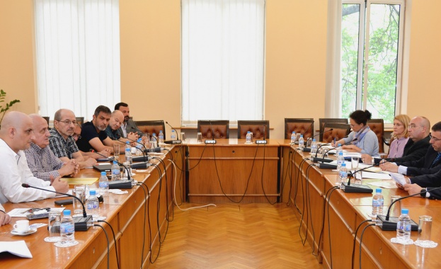 Представители на таксиметровия бранш обещаха по чисти коли и по добри услуги