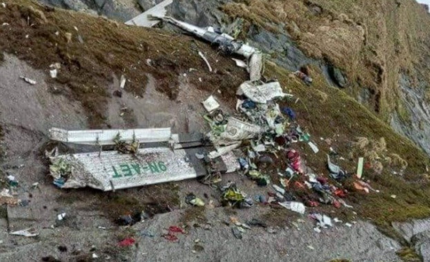 Останките на изчезналия в неделя самолет с 22 души на