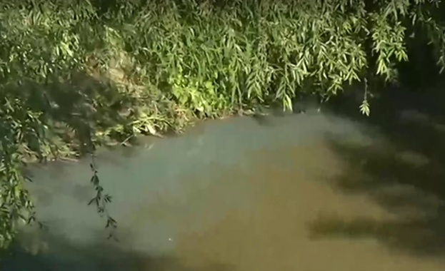 Русенският Лом за пореден път потече в изненадващ цвят През