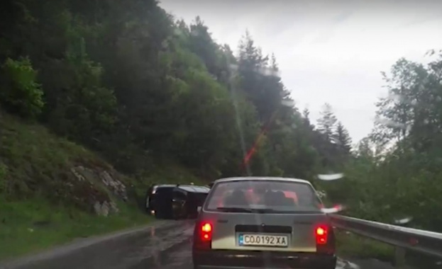 Дупки на пътя Самоков- Мальовица обръщат коли и предизвикват тежки