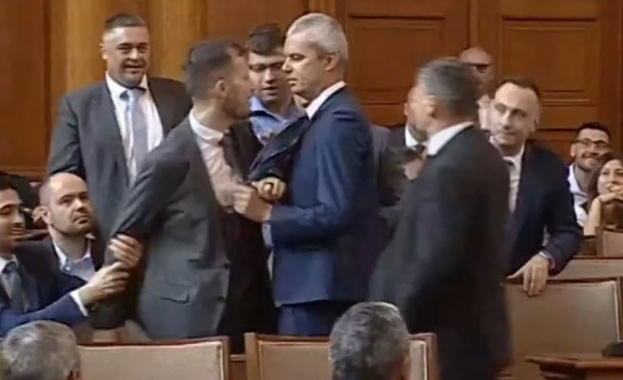 Скандал между депутат от ПП и лидера на "Възраждане" предизвика меле в парламента (Снимки и Видео)