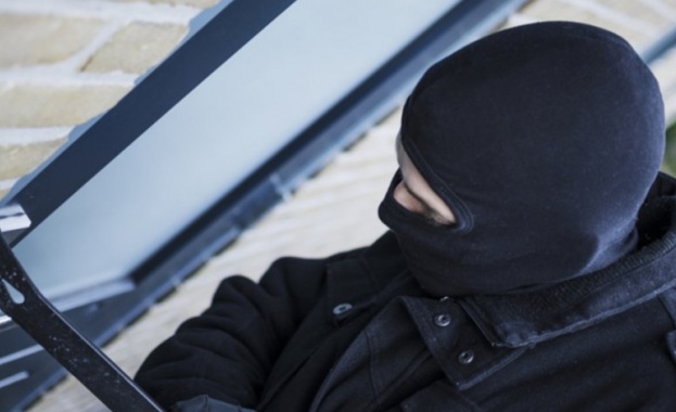 В столичния квартал Лагера в блок 38 миналата нощ крадци