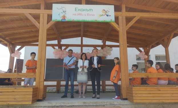  EVN България награди учениците от СУ „Св. Княз Борис I” в с. Старцево (общ. Златоград) с „Класна стая на открито“