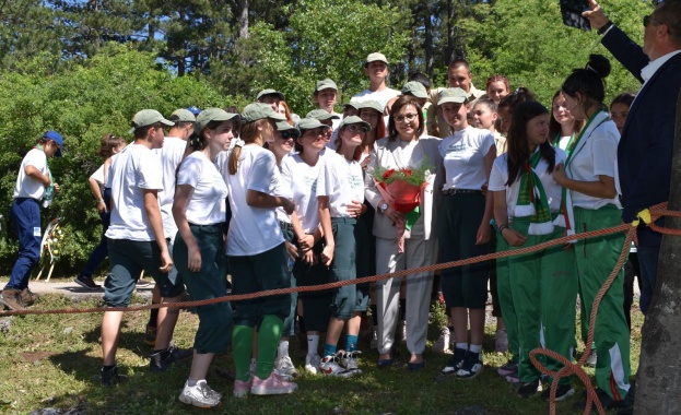 Министърът почете подвига на големия поет и революционер на историческата