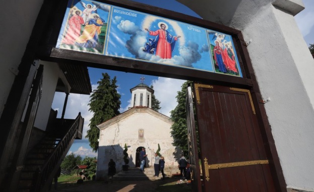 Православната църква днес чества Възнесение Господне (Спасовден). Празникът се отбелязва