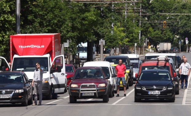 България отдава почит към паметта на Христо Ботев и на