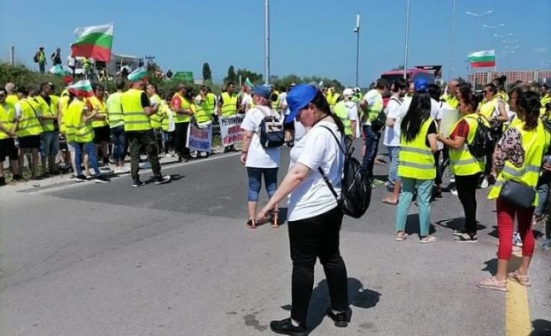 Превозвачи блокираха движението през ГКПП Капитан Андреево в знак на