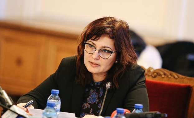 Бившата здравна министърка проф Асена Сербезова ще съди настоящия министър