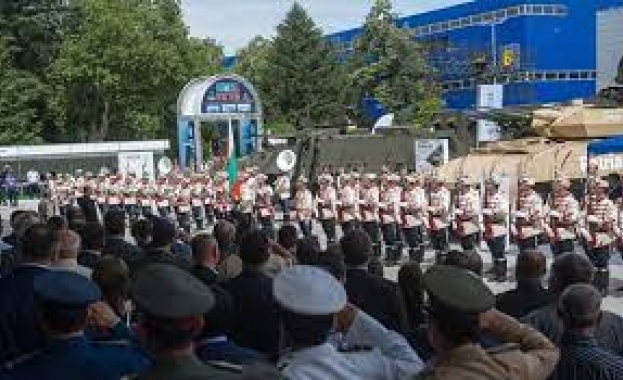 Заместник министърът на отбраната Станимир Георгиев връчи днес 4 юни сертификатите