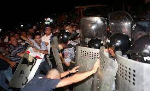 Най малко 50 души са приети в болница след като арменската