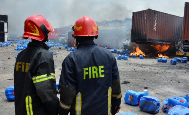 Най малко 34 души загинаха в пожар и експлозия в склад