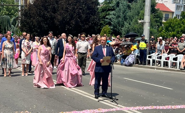Министерство на земеделието ще подкрепя земеделските стопани отглеждащи розовите насаждения