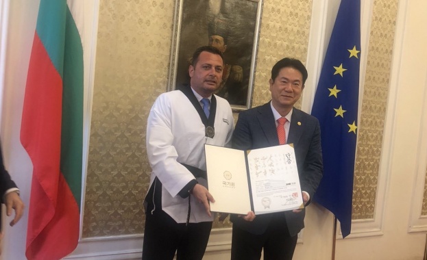 Председателят на Комисията по въпросите на децата младежта и спорта