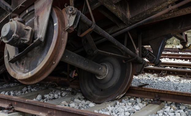Преустановено е движението на влакове в междугарието Зверино - Елисейна заради дерайлирал вагон от товарна композиция