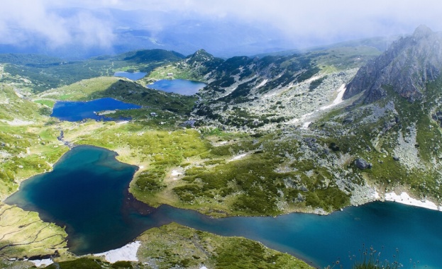 Голяма част от езерата в Национален парк Рила са под