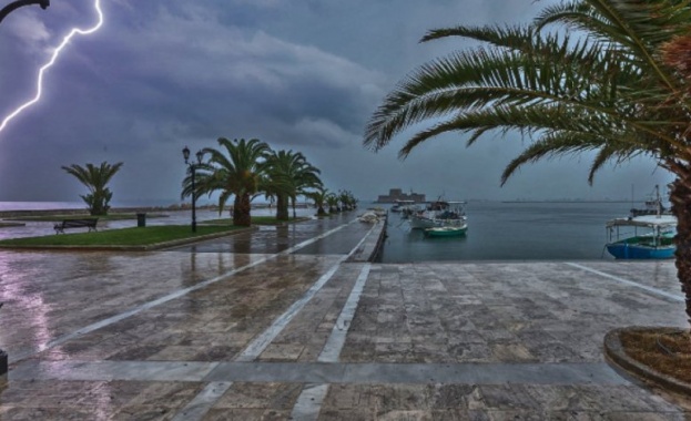 Няколко гръцки острова са засегнати от циклон който наводни пътища