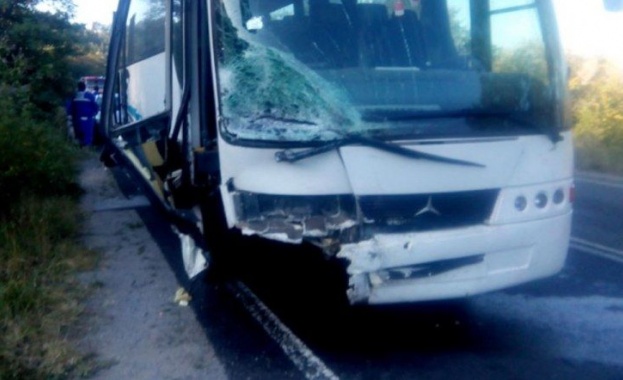 Автобус с 13 пътници е катастрофирал в района на бивши