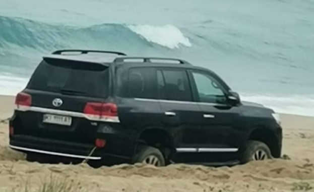 Отново туристи с джип на дюните Този път автомобилът е