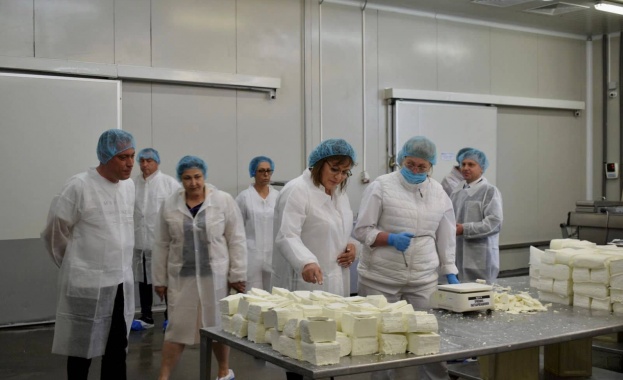 Министър Нинова посети фабриката за млечни продукти на Ел Би