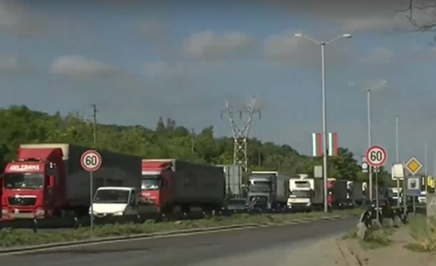 Огромни задръствания блокираха пътищата към ГКПП Дунав мост и Силистра