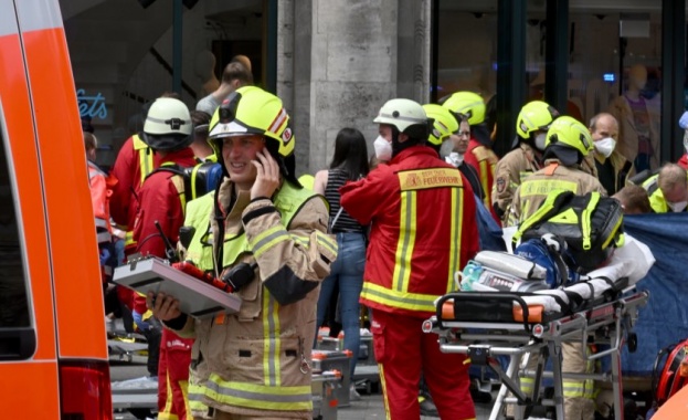 Един човек е загинал най малко 30 са ранени след като