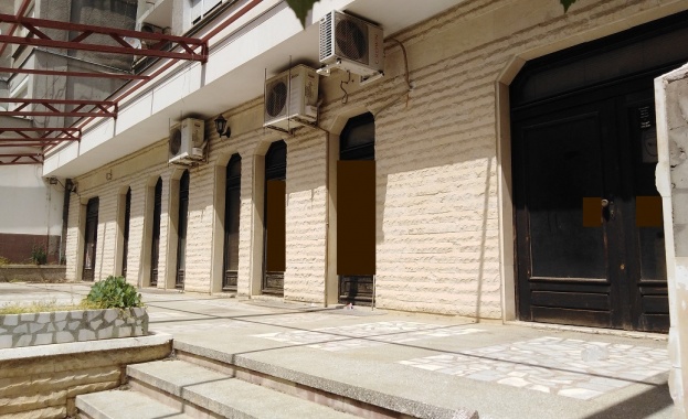 Търговски обект с площ е 268 кв м разположен на