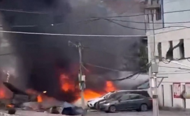 Един човек загина и двама бяха ранени след като изтребител