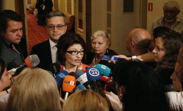 Тъжно и трагично е че правителството се разпада поради взаимни