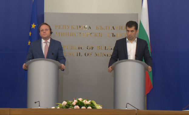  Петков след срещата с Вархеи: България има три условия към РСМ, работим за това ЕС да бъде гарант за тях