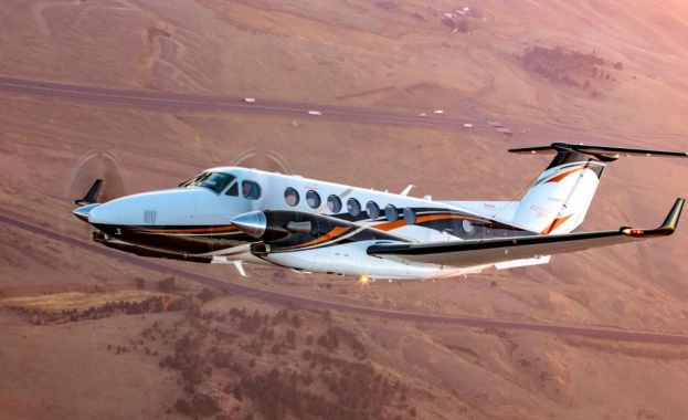 Малък двумоторен самолет Beechcraft с двама души на борда прелетя