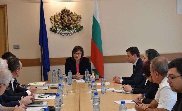 Вицепремиерът и министър на икономиката и индустрията Корнелия Нинова възобнови