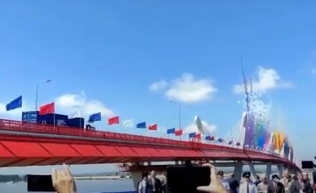 Откриха първия автомобилен мост между Русия и Китай построен по