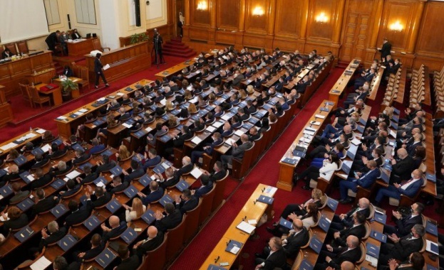 ГЕРБ ПП ДБ и ДПС внесоха в деловодството на парламента подписите