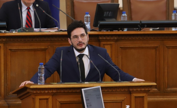 Депутатът от Има такъв народ Кирил Симеонов обяви от парламентарната