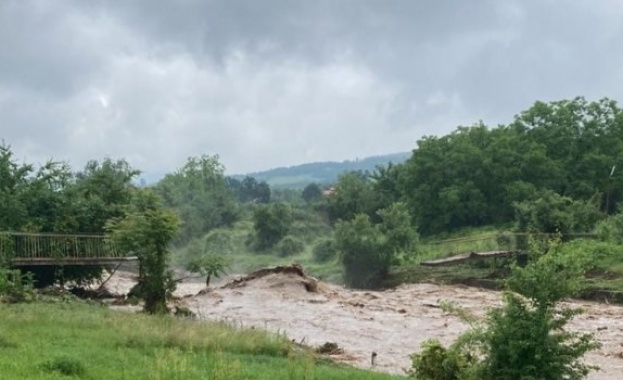 Река Ботуня преля заради поройните дъждове във Врачанско, съобщи БНТ.
