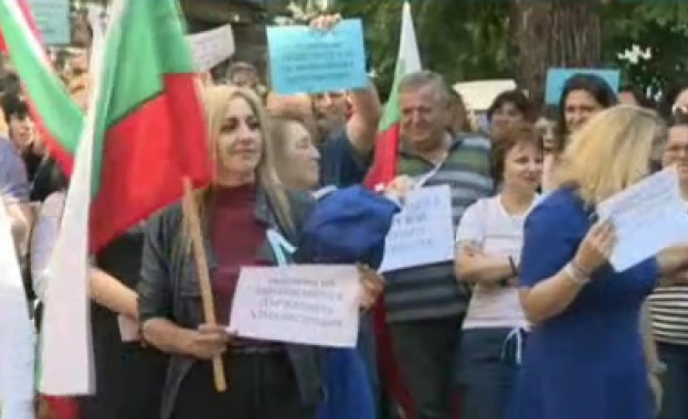 Протести на служителите на Здравната каса в цялата страна Служителите настояват
