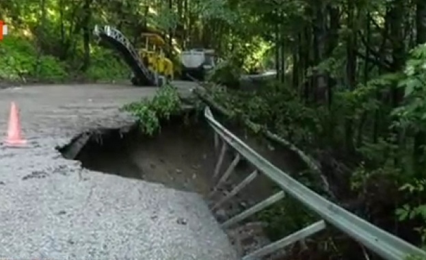 Тежка техника започна тази сутрин работа по уширение на пътя