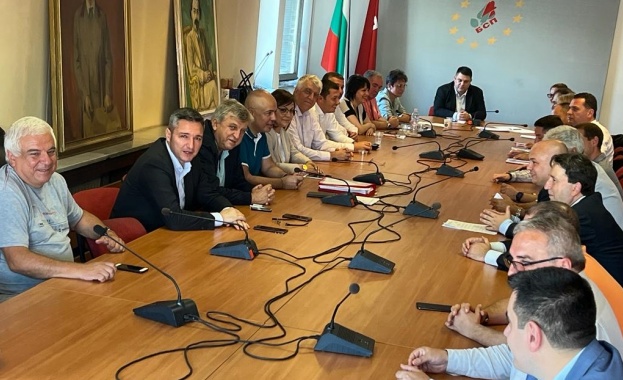 Днес проведохме съвместно заседание на парламентарната група и министрите от