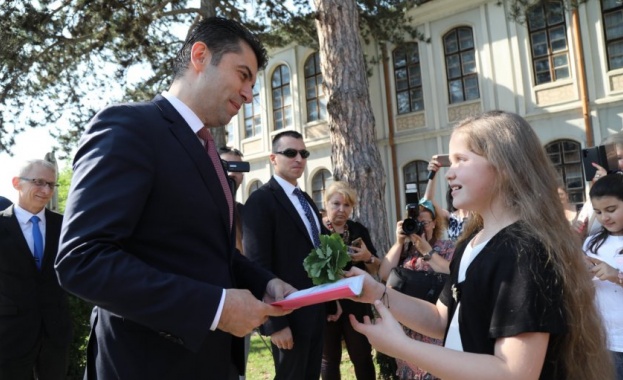 10-годишната Александра написа писмо до премиера Кирил Петков. Нейната мечта