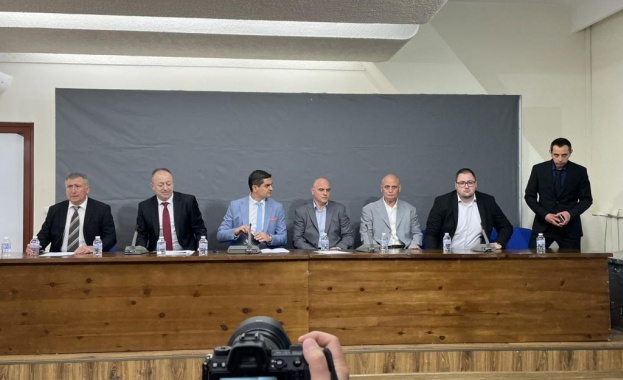 Петимата депутати които обявиха вчера че напускат Има такъв народ