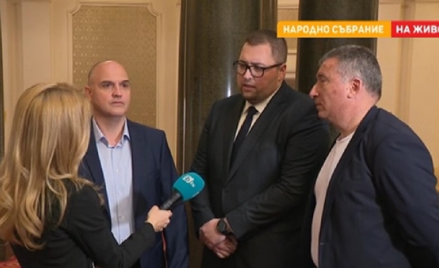 Има огромен натиск върху бившите ни колеги от Има такъв