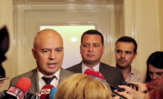 Съдбата на България след вота на недоверие е или правителството
