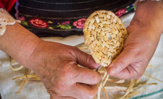 Музей „Етър“ в Габрово показва как се плете с беленица
